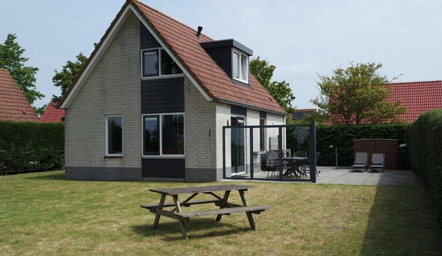 Schoneveld 184 is a holiday home of the type "Stern". The holiday home is quietly situated on the edge of holiday park Schoneveld and has a view over nature reserve "Waterdunen".