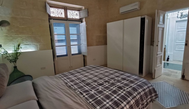 Sleep with history #2: independent charming en-suite room in 16th century Palace