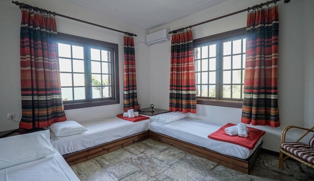 Sonia Rustic Mansion - 5BD. 30 sec walk to beach!