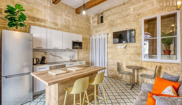 Stylish Townhouse w/Balcony next to Waterfront