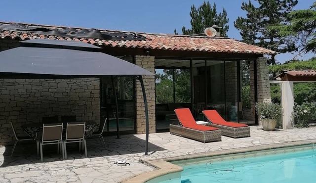 Summer house between Luberon and Verdon with private pool. Pets welcome!