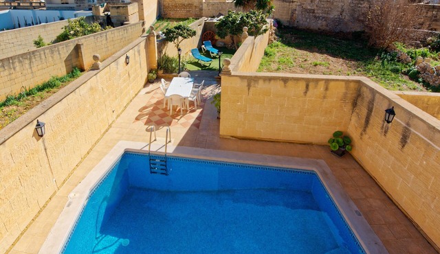 Tal-Hamramann Farmhouse, Airconditioned, 4 Bedroomed Farmhouse with Pool