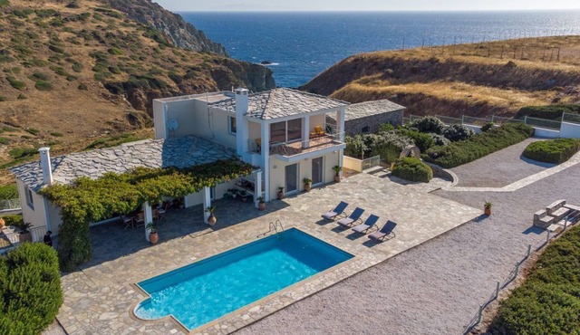 The Alexander Villa - Four Bedroom Villa, Sleeps 9