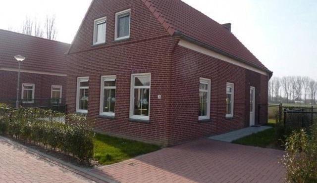 This property is a detached rural holiday home and has the terrace facing south.