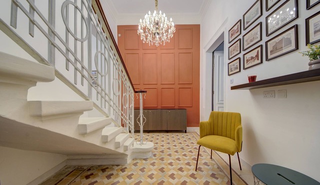 Traditional Corner Townhouse for rent. Ideal for Groups or Families!