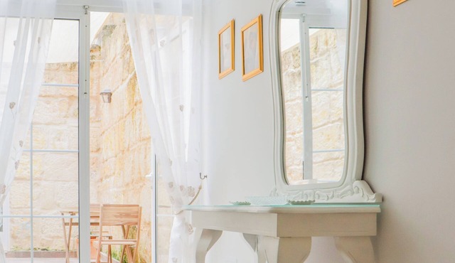 Traditional Maisonette - Yard & Jacuzzi