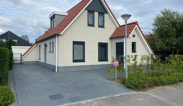 Type Zeemeeuw located at the Schoneveld holiday park is a sturdy holiday home with lots of luxury and comfort (74m2). The house is surrounded by a large enclosed garden with a driveway for the car.