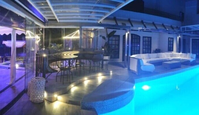 Unique winter heated/covered pool, open skies in summer, year round fun & swim