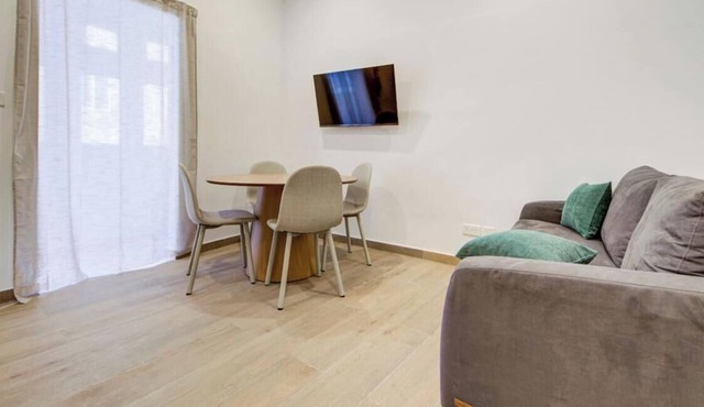 Warm 1BR Retreat with Balcony Charm