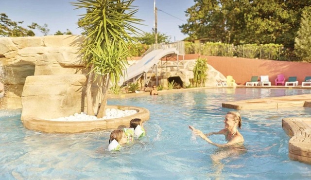 ZEcamping 4* familial piscine couverte chalet TV BBQ 18m2 2 pers