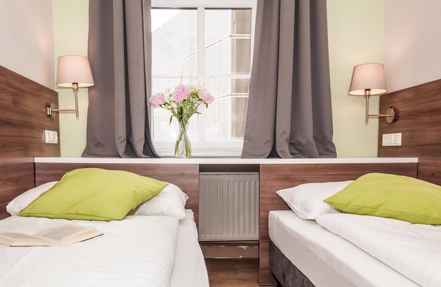 Twin room with shower & toilet - Urban Stay Salzburg City