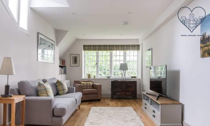 Old Town Apartment | Ramsay Garden Retreat. Next to Edinburgh castle