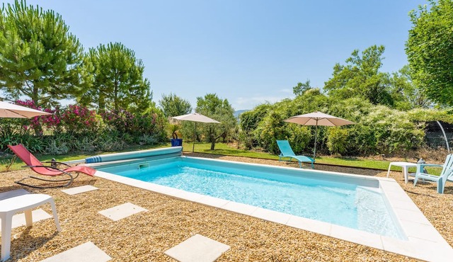 Studio "Gîte le Petit Luberon - Coquelicot" with Mountain View, Wi-Fi, and Air Conditioning