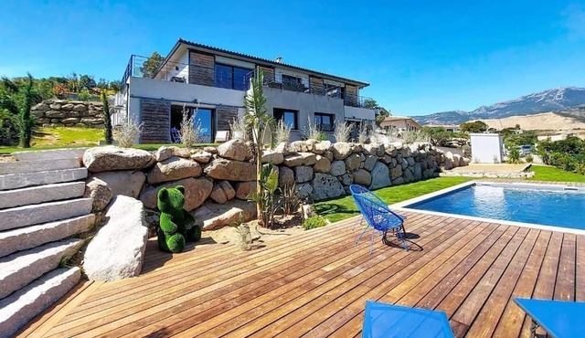 Beautiful villa with private pool, 20 minutes from the beach and 10 minutes from the airport.