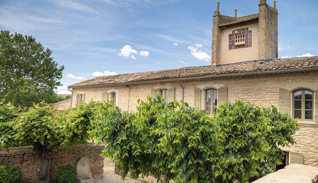 The tranquility of a hamlet at the foot of Gordes, just a stone's throw from all the shops